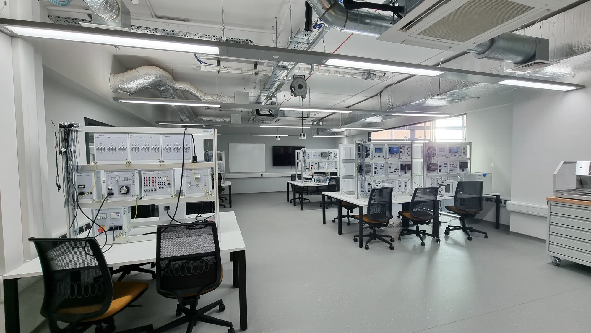 Jarvale-Construction-Doncaster-College-Group-DNCG-IoT-Roof-Project-10 Specialist teaching lab with exposed ceiling services