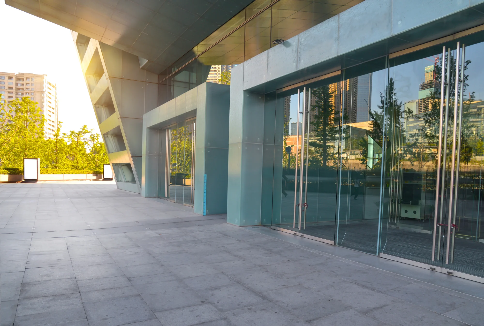 Jarvale-Construction-Retail-Construction-Services-2 Contemporary retail building entrance constructed with modern glazing and façade systems